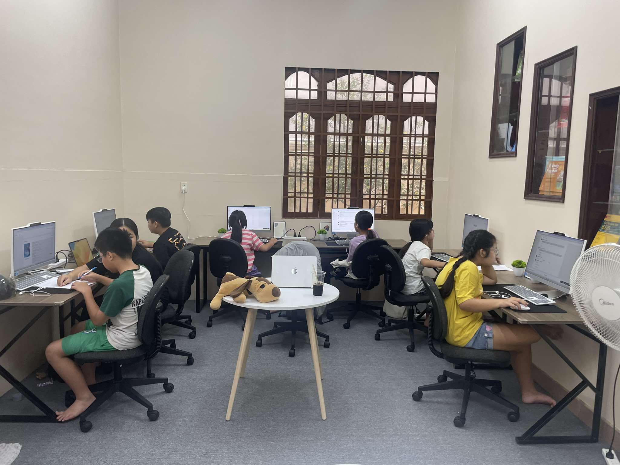 Các học sinh lớp KET đang học trên máy tính