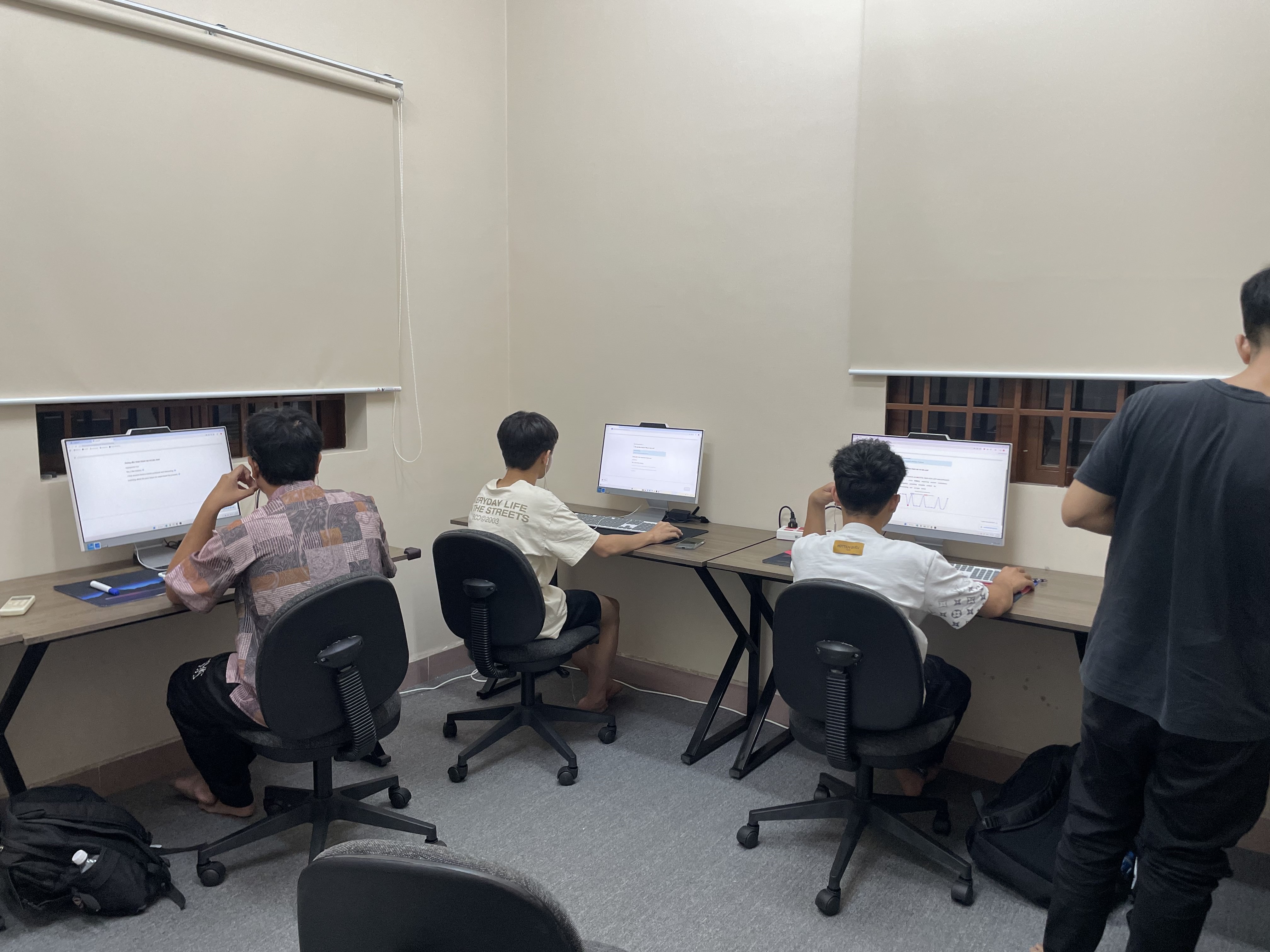 Các học sinh lớp IELTS đang tập trung làm bài